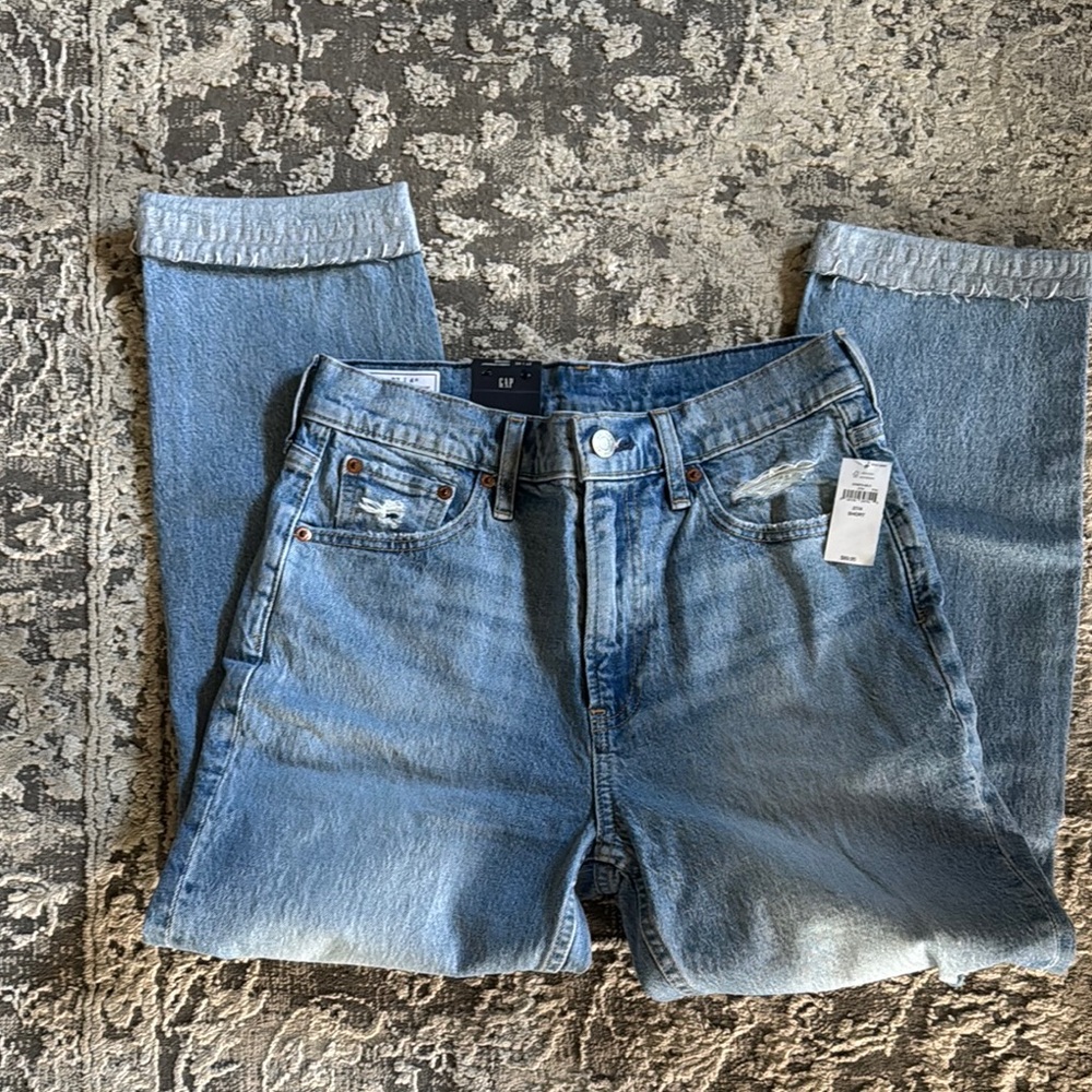 GAP - Cheeky Straight High Rise - Distressed Jeans - Cropped   Size- 27/4 SHORT
